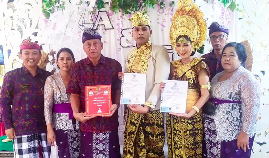 Perbekel Desa Kukuh Kerambitan Serahkan Dokumen Kependudukan Bagi Peserta Program Semara Ratih